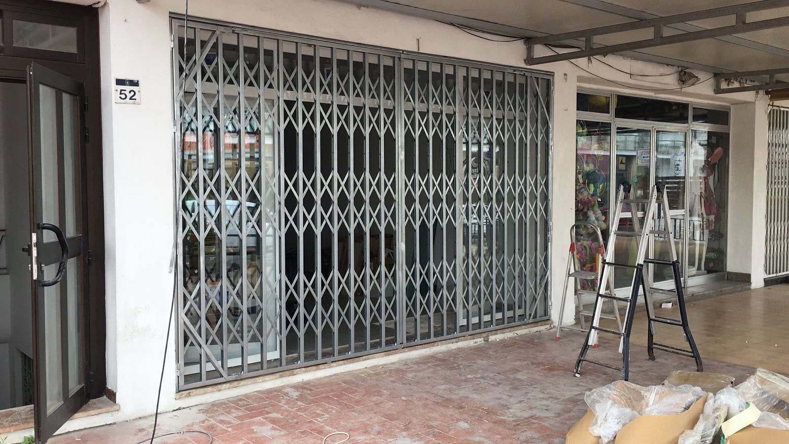Frente de local protegido por un cierre metálico de ballesta