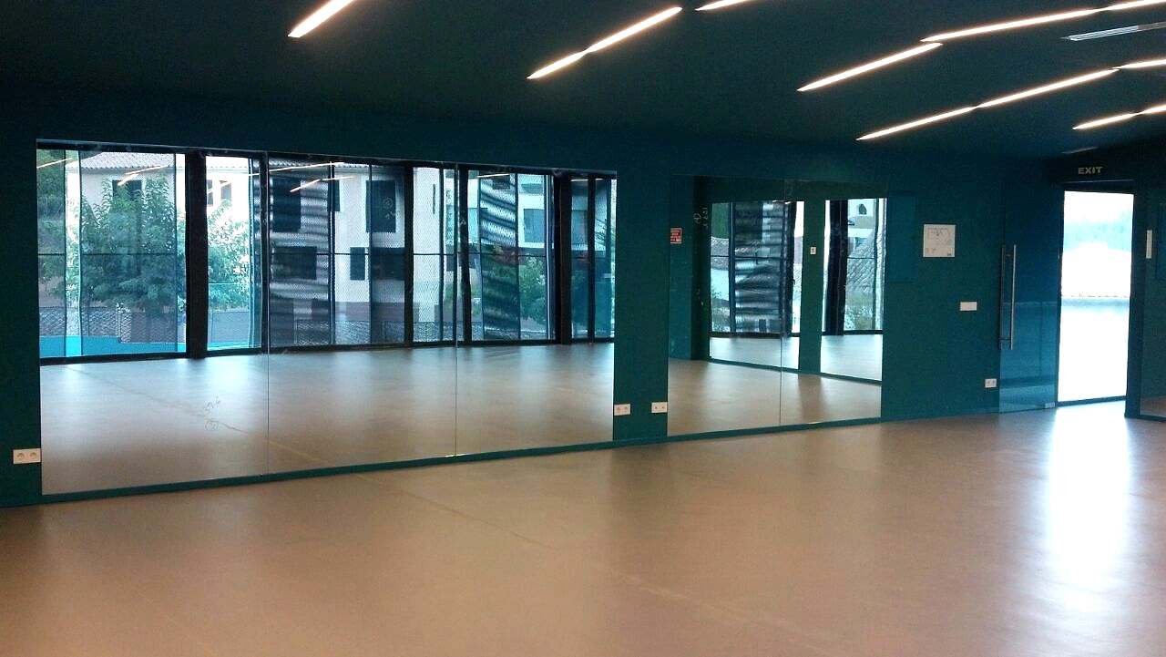 Sala diáfana con una pared entera forrada de espejo