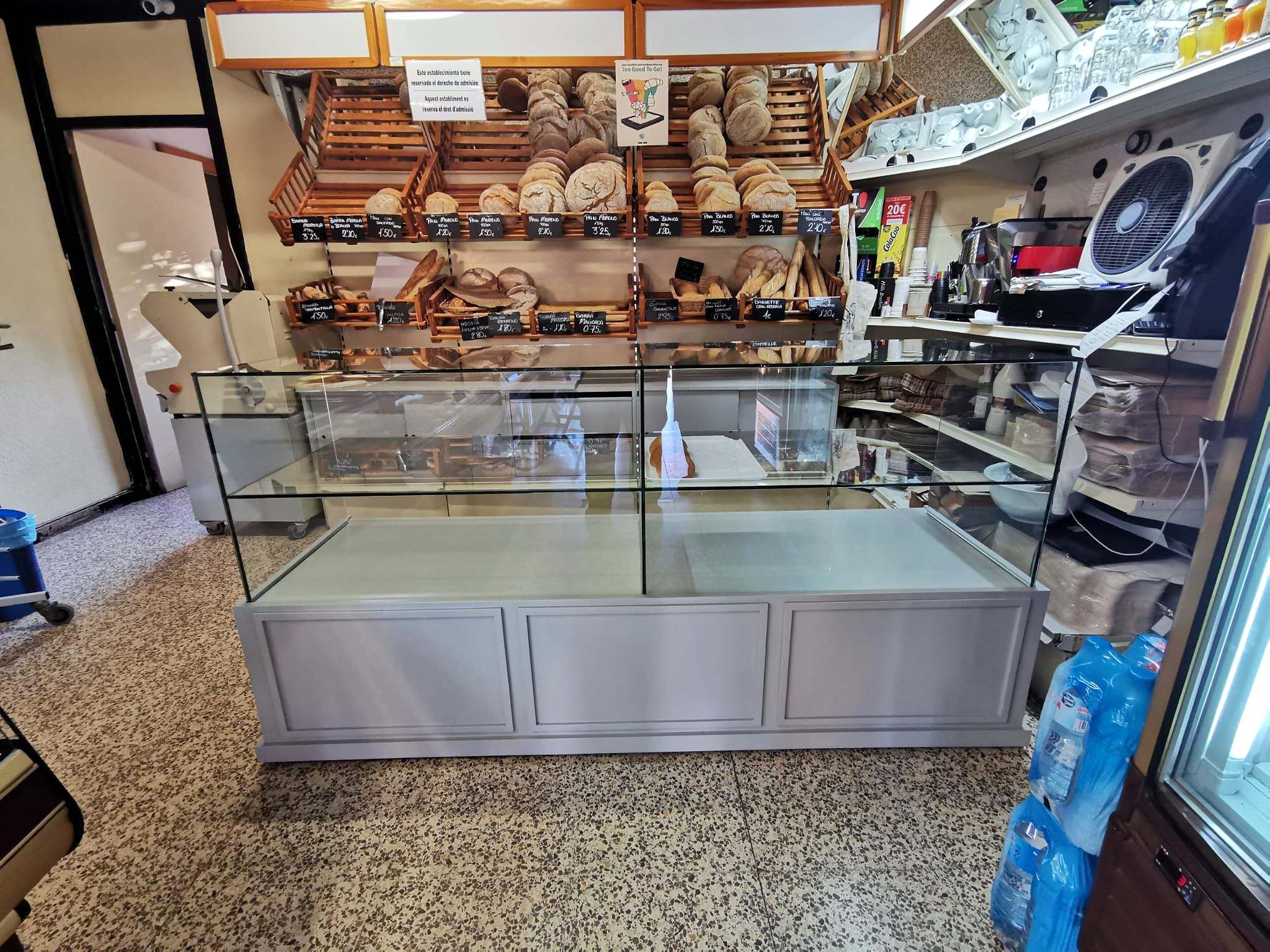Mostrador expositor de cristal en una tienda de alimentación